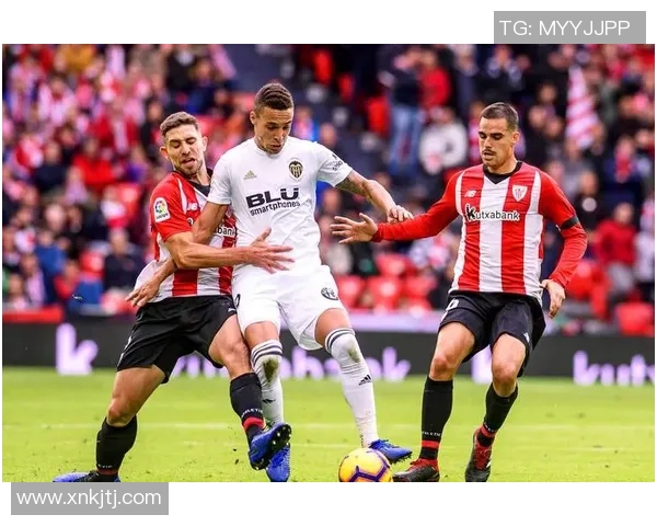 西甲激战莱比锡与巴黎圣日耳曼平局乌龙球成比赛转折点引发热议